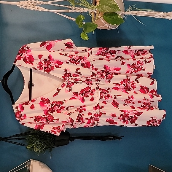 Torrid 2 white and burgundy flower top - Picture 1 of 1